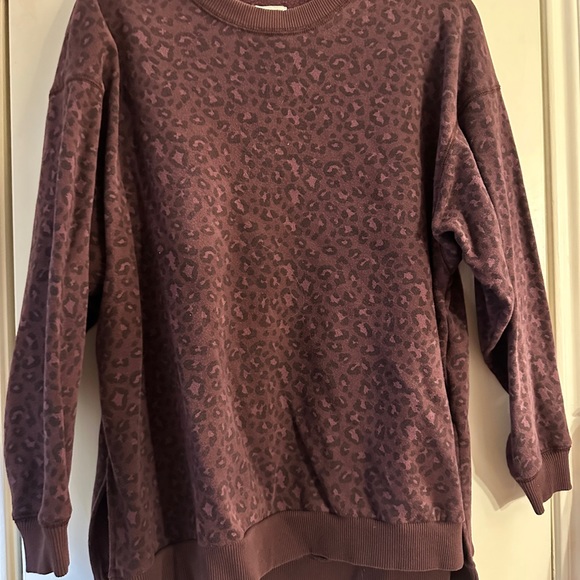 American Eagle - Leopard Print Crewneck Sweatshirt in Plum - Picture 2 of 6